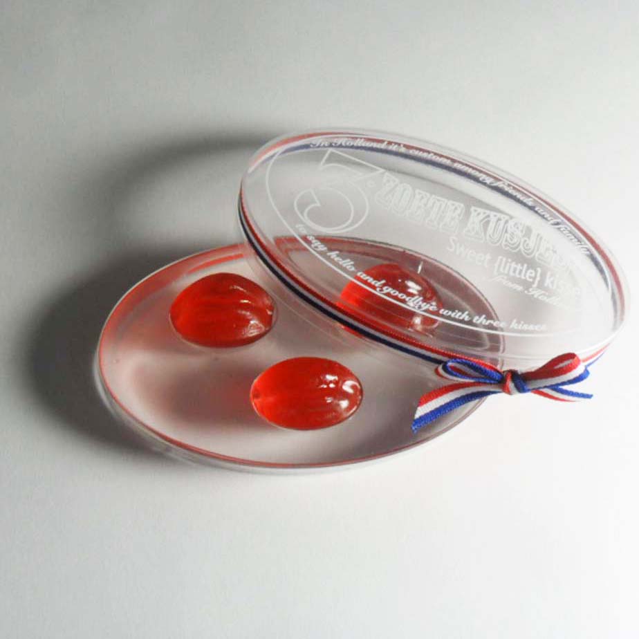 "3 Sweet {little kisses” a Dutch custom in a box